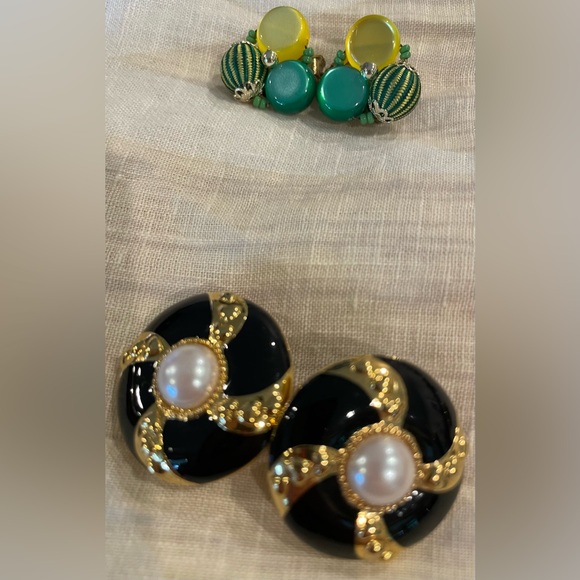 Vintage Clip On Earrings 12 pair, in great condition. - Picture 7 of 10